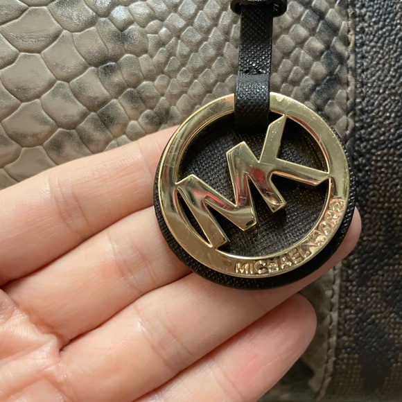 Michael Kors Snakeskin Stripe with MK Logo
Print Canvas Jet Set Travel Tote - Picture 3 of 9